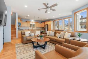 Posezení v ubytování Coastal Blue Steps to North Beach Family & Dog Friendly Home