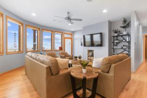 Posezení v ubytování Coastal Blue Steps to North Beach Family & Dog Friendly Home