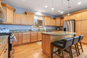 Kuchyň nebo kuchyňský kout v ubytování Coastal Blue Steps to North Beach Family & Dog Friendly Home + 46 fotografií