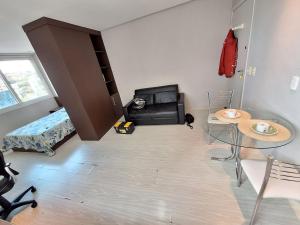 un soggiorno con un divano e un tavolo di LK Estoril 3 a Belo Horizonte 1 altra foto