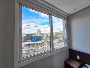 una finestra in una camera con vista sulla città di LK Estoril 3 a Belo Horizonte