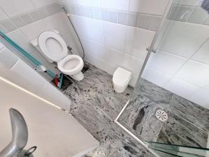 bagno sporco con servizi igienici e doccia di LK Estoril 3 a Belo Horizonte