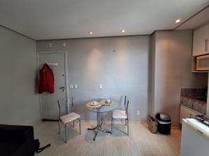 una cucina con un tavolo e sedie in una stanza di LK Estoril 3 a Belo Horizonte