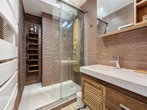 Et badeværelse på Large house with garden near Paris + 23 billeder