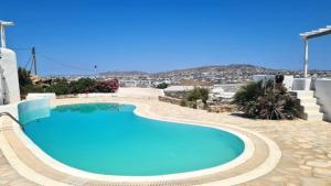 una piscina con acqua blu in un cortile di Villa Erika ad Agios Ioannis