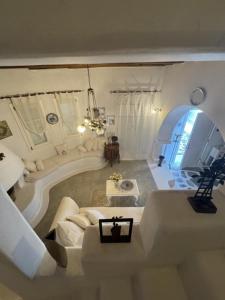 un soggiorno con una croce sul pavimento di Villa Erika ad Agios Ioannis Altre 23 foto