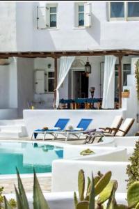 una villa con piscina e sedie di Villa Erika ad Agios Ioannis