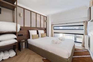 Llit o llits en una habitació de PoeticStay - Grands Boulevards