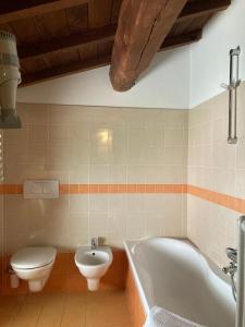 une salle de bains avec toilettes, baignoire et lavabo dans l'établissement Albergo Ristorante Terme, à Acquasanta Terme