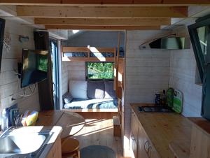 una cocina y sala de estar de una casa pequeña en Tiny house Keremma, en Tréflez