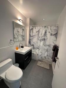 un bagno con un water bianco e un lavandino di Time Square Condos a New York