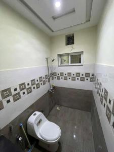 ein Bad mit WC und Fenster in der Unterkunft Modern 1BR Apartment in Multan in Multan
