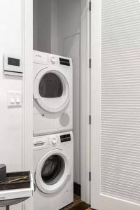 lavatrice e asciugatrice in camera di Time Square Condos a New York