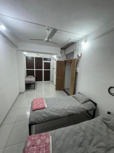 Giường trong phòng chung tại Mahayaatri Niwas