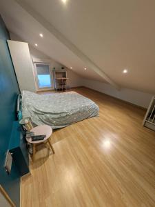 En eller flere senge i et værelse på Chambre a 5 min de Center Parc bois aux daims