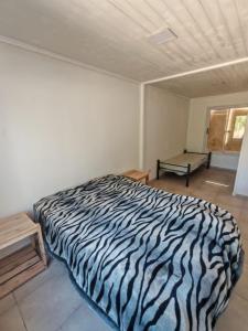 En eller flere senge i et værelse på Cabaña Estelares Barreal + 1 billede
