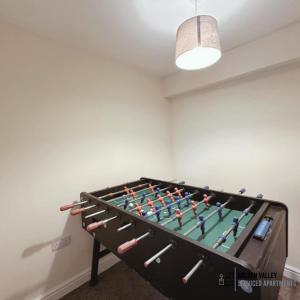 een grote tafelvoetbaltafel in een kamer bij Modern & Spacious Flat with Balcony Views in Stroud