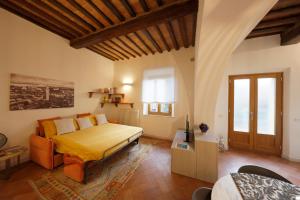 une chambre avec un lit et une télévision dans l'établissement Siena UpTown - Sabrina's Lovely Apartment, à Sienne