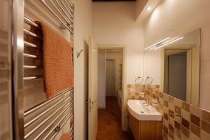 une salle de bains avec un lavabo et un miroir dans l'établissement Siena UpTown - Sabrina's Lovely Apartment, à Sienne 46 autres photos