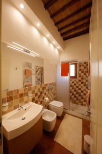 une salle de bains avec lavabo, toilettes et douche dans l'établissement Siena UpTown - Sabrina's Lovely Apartment, à Sienne