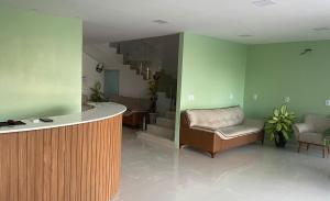 eine Lobby mit einer Couch und einer Treppe in einem Zimmer in der Unterkunft Lençóis Barreirinhas in Barreirinhas