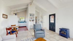 een woonkamer met een tafel en een fornuis bij Perched on the Bluff - Casita in Mendocino