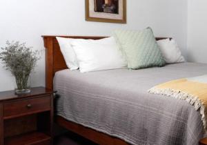 En eller flere senge i et værelse på Tomales Hotel