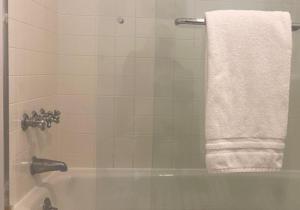 Et badeværelse på Tomales Hotel