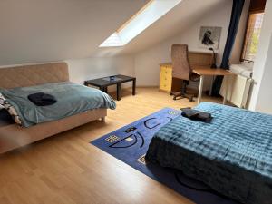 Un dormitorio con una cama y un escritorio y un escritorio. en Rovinka Apartmán Petátos, en Rovinka