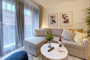 Posezení v ubytování Lovely Flat in Kiln Close with Free Parking