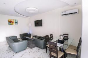 TV a/nebo společenská místnost v ubytování Logements Majeo + 17 fotografií