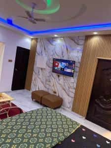 Camera con TV su un muro di pietra di Property Pioneers a Accra