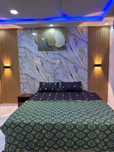 una camera da letto con un letto e un muro di pietra di Property Pioneers a Accra