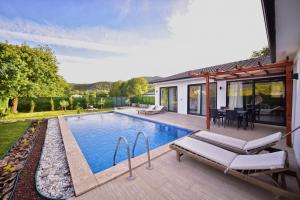 Bazén v ubytování Kastro Houses nebo v jeho okolí + 21 fotografií