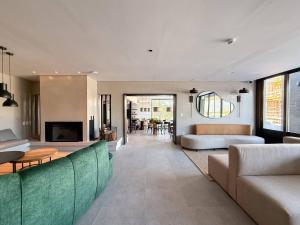 a living room with a couch and a fireplace at Monoambiente a 5 minutos del aeropuerto ESPECTACULAR in Montevideo