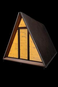 Água BoaChalé Madeira 1的屋顶上的一个小三角形窗户