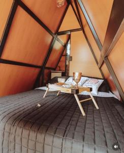 Água BoaChalé Madeira 1的帐篷内带大床的房间