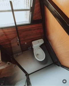 Água BoaChalé Madeira 1的房间里有带厕所的小浴室