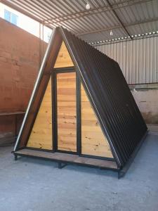 Água BoaChalé Madeira 1的建筑物中间装有车库门的车库。