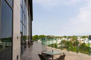 un balcone con tavolo e sedie su un edificio di Fiesta Inn Mérida Altabrisa a Mérida