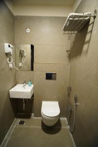 a bathroom with a toilet and a sink at Raahi Homestay in Ujjain +24 photos