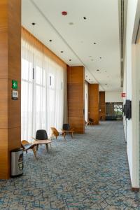 un corridoio con sedie e tavoli in un edificio di Fiesta Inn Mérida Altabrisa a Mérida Altre 18 foto