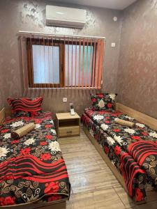 En eller flere senge i et værelse på Квартири ЦЕНТРАЛ