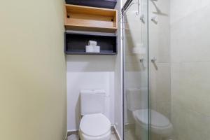 Et badeværelse på Praticidade e conforto, ao lado do Hosp Oswaldo Cruz. + 32 billeder