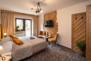 una stanza d'albergo con un letto, un tavolo e delle sedie di Pensjonat Litworówka Wellness&SPA a Poronin Altre 55 foto