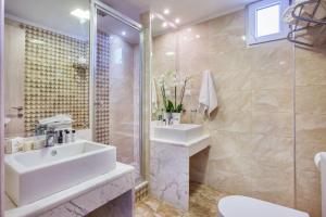 Et badeværelse på Sunny Villa Tria + 21 billeder