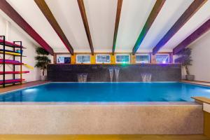 Swimmingpoolen hos eller tæt på Myrtle Villa 7BR Near Mount Snow with Indoor Heated Endless Style Pool Outdoor Hot Tub