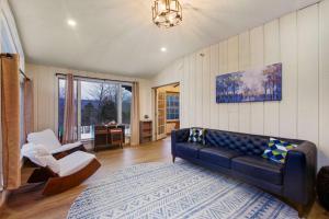 Et opholdsområde på Myrtle Villa 7BR Near Mount Snow with Indoor Heated Endless Style Pool Outdoor Hot Tub