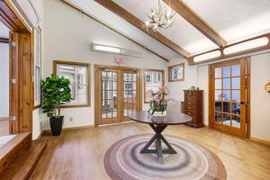 Billede fra billedgalleriet på Myrtle Villa 7BR Near Mount Snow with Indoor Heated Endless Style Pool Outdoor Hot Tub i Dover + 100 billeder