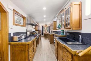 Køkken eller tekøkken på Myrtle Villa 7BR Near Mount Snow with Indoor Heated Endless Style Pool Outdoor Hot Tub + 100 billeder